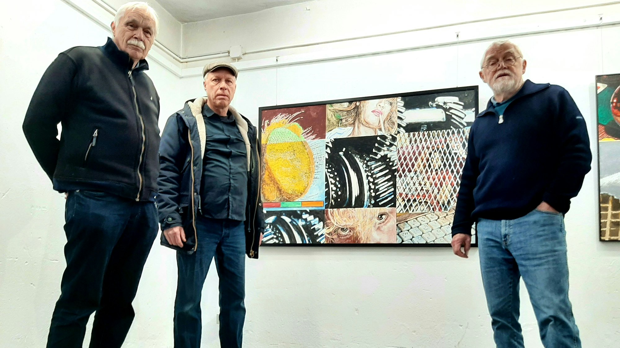 Ausstellung "Last Session" von Bildern des 2023 verstorbenen Künstlers Lutz Diese aus Leverkusen im Künstlerbunker Opladen. Auf dem Bild zu sehen sind Dieses ehemalige Künstlerfreunde und -kollegen Harry Plein (l.) und Klaus Wolf (r.) sowie Dieses Sohn Martin Diese (Mitte), der das Archiv seines Vaters verwaltet.