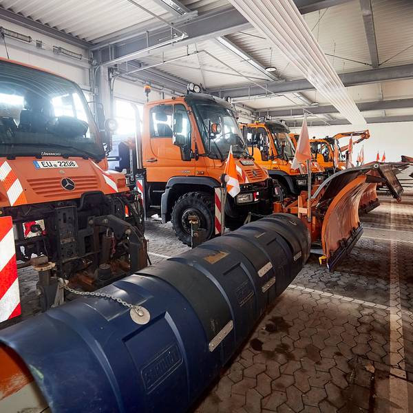 Winterdienstfahrzeuge stehen in Strempt nebeneinander aufgereiht.