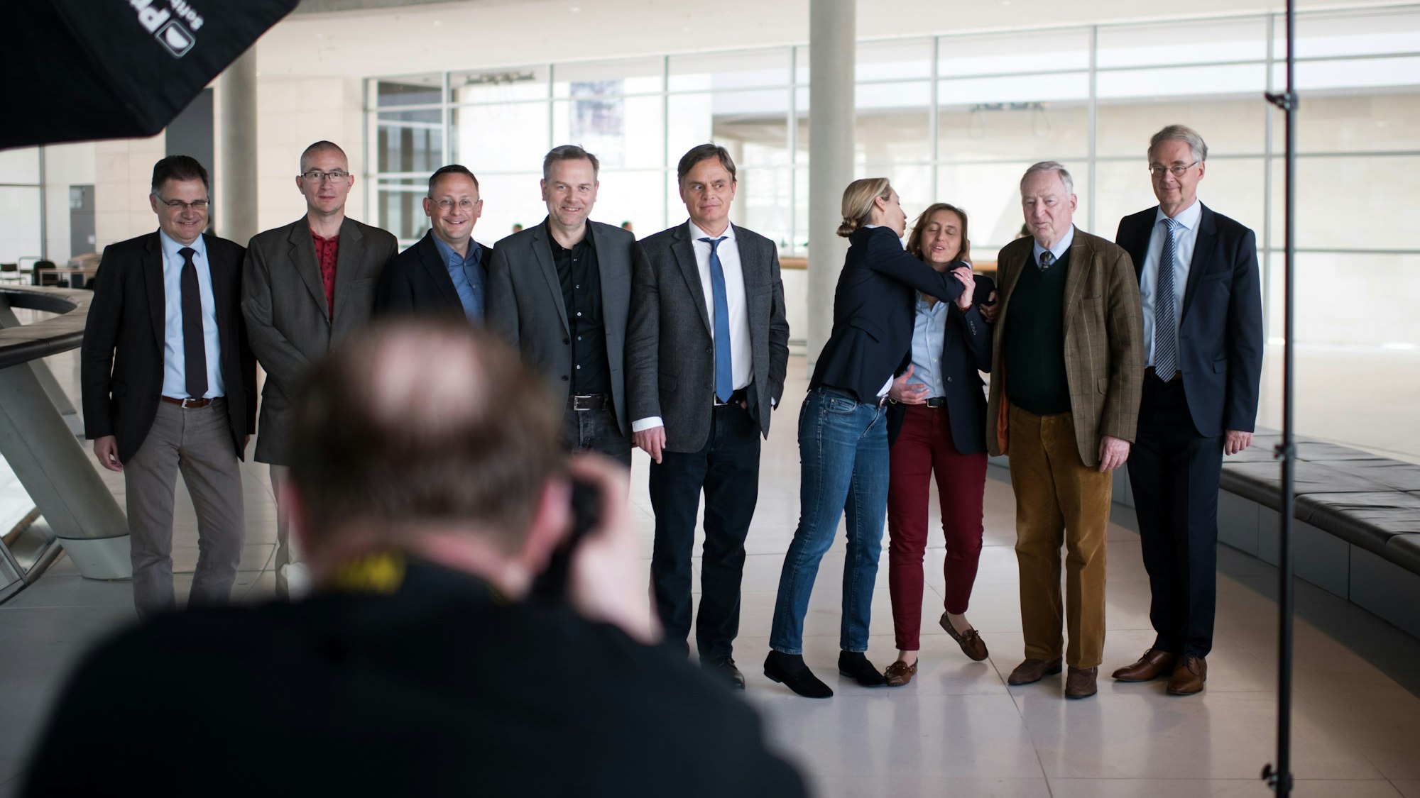 17.04.2018, Berlin: Die Fraktionsspitze der AfD im Bundestag, Jürgen Braun, Parlamentarischer Geschäftsführer (l-r), Hansjörg Müller, Parlamentarischer Geschäftsführer, Peter Felser, stellvertretender Fraktionsvorsitzender, Leif-Erik Holm, stellvertretender Fraktionsvorsitzender, Bernd Baumannn, Parlamentarischer Geschäftsführer, Alice Weidel, Vorsitzende der AfD-Bundestagsfraktion, Beatrix von Storch, stellvertretende Fraktionsvorsitzende, Alexander Gauland, Vorsitzender der AfD-Bundestagsfraktion, und Roland Hartwig, stellvertretender Fraktionsvorsitzender, lassen sich im Deutschen Bundestag fotografieren. Foto: Bernd von Jutrczenka/dpa ++ +++ dpa-Bildfunk +++