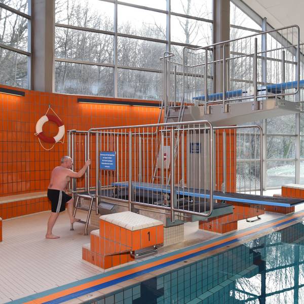 Das Foto zeigt den neuen Sprungturm mit Ein- und Drei-Meter-Brett im Walter-Leo-Schmitz-Bad in Wipperfürth