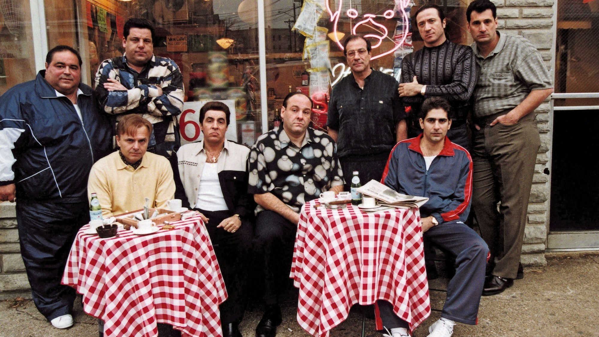 Die Schauspieler in ihren Hauptfiguren der Mafia-Familie aus New Jersey in Staffel 4 von „The Sopranos“. Stehend, von links: Joe Gannascoli, Steven R. Schirrpa, Dan Grimaldi, Federico Castelluccio, Robert Funaro; sitzend: Joe Pantoliano, Steven Van Zandt, James Gandolfini, Michael Imperioli.