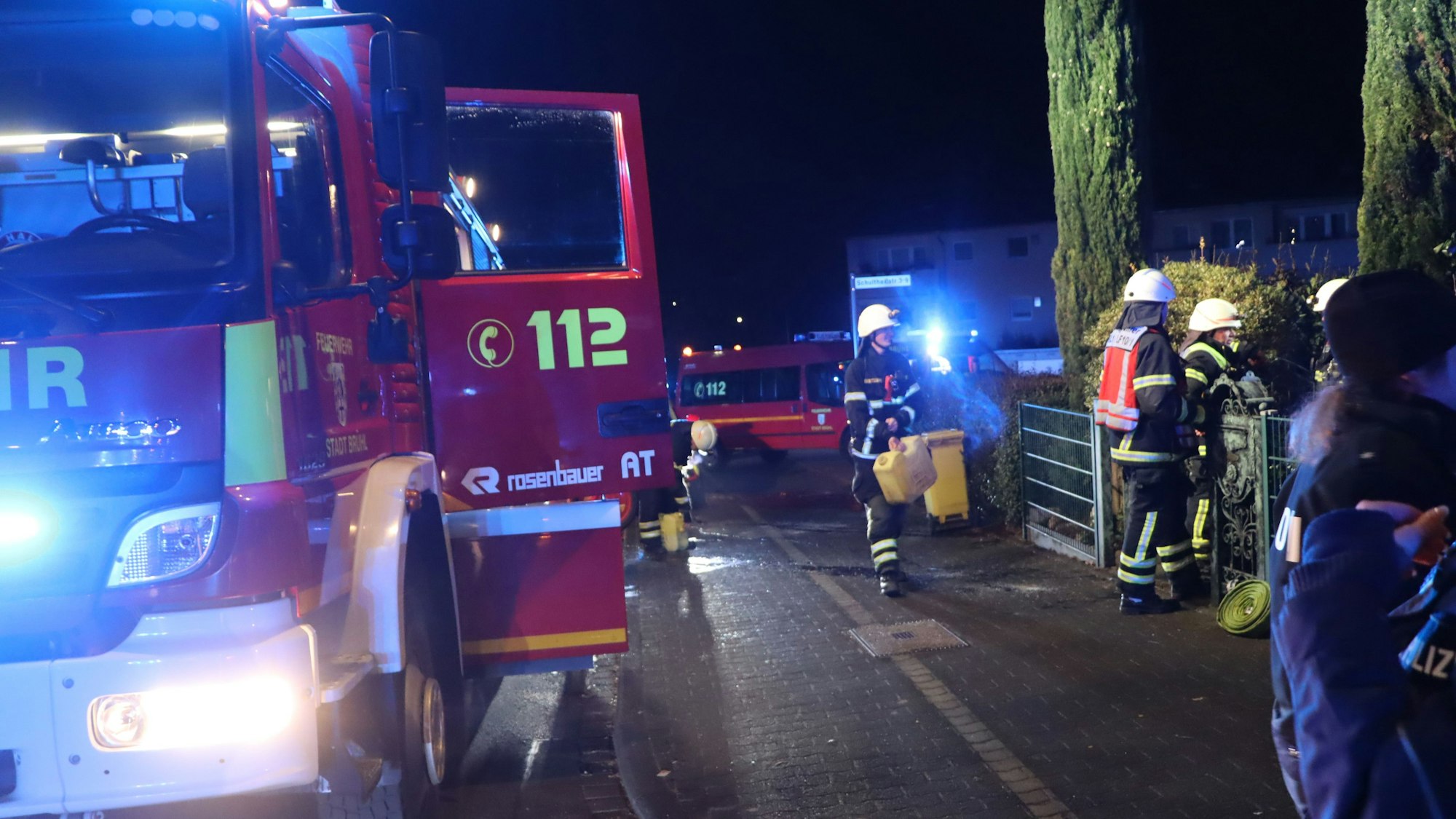 Einsatzkräfte der Feuerwehr und Einsatzfahrzeuge.
