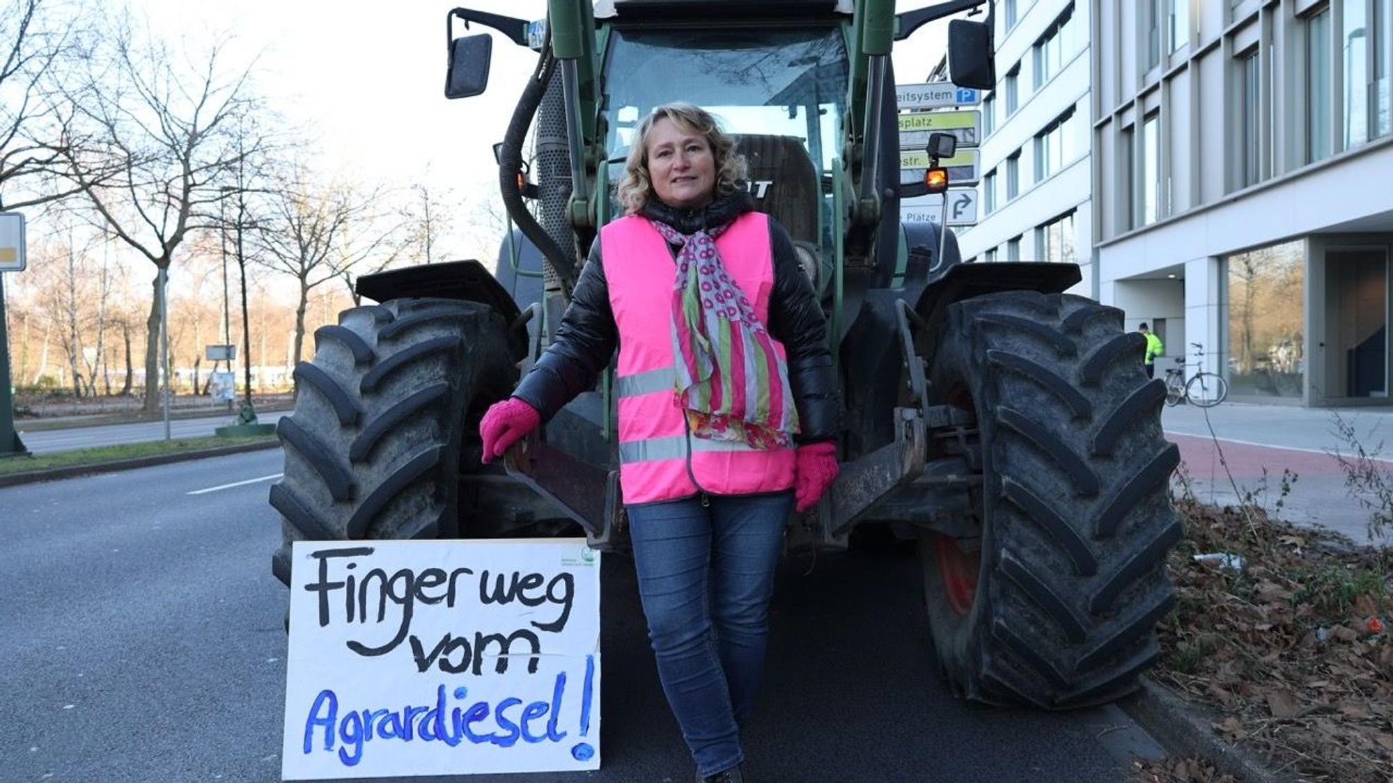 Landwirtin Bärbel Buschhaus aus Wachtendonk steht vor ihrem Traktor.