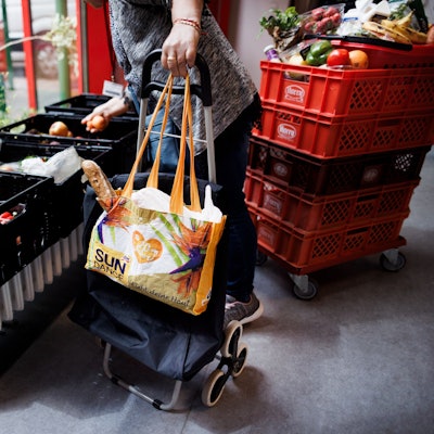 Eine Frau sammelt Obst aus einer Kiste in der Ausgabestelle Paul-Schneider-Haus der Berliner Tafel. Jeden Montag findet die Ausgabe statt. Zum bevorstehenden Bundestafeltreffen kommen Vertreter der Tafeln aus ganz Deutschland zusammen, um einen neuen geschäftsführenden Vorstand der Tafel Deutschland zu wählen und diverse Themen zu diskutieren. +++ dpa-Bildfunk +++