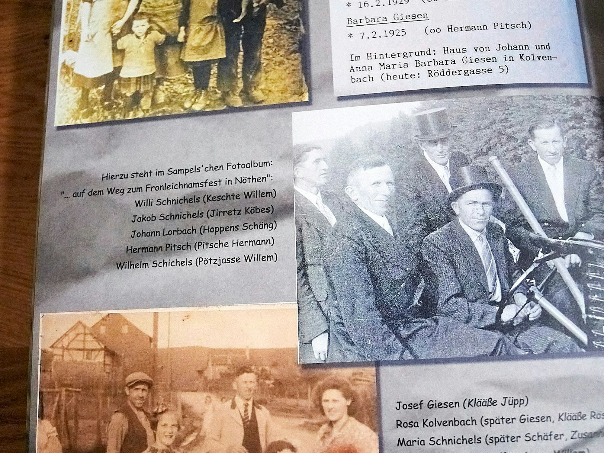 Auf einer Seite in einem Buch sind alte Fotos zu sehen.