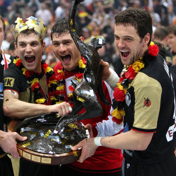 Weltmeister in Köln: Bundestrainer Heiner Brand, Michael Kraus, Henning Fritz und Markus Baur feiern den Titelgewinn gegen Polen 2007 in der Lanxess-Arena.
