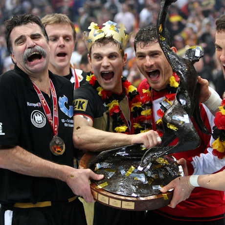 Weltmeister in Köln: Bundestrainer Heiner Brand, Michael Kraus, Henning Fritz und Markus Baur feiern den Titelgewinn gegen Polen 2007 in der Lanxess-Arena.