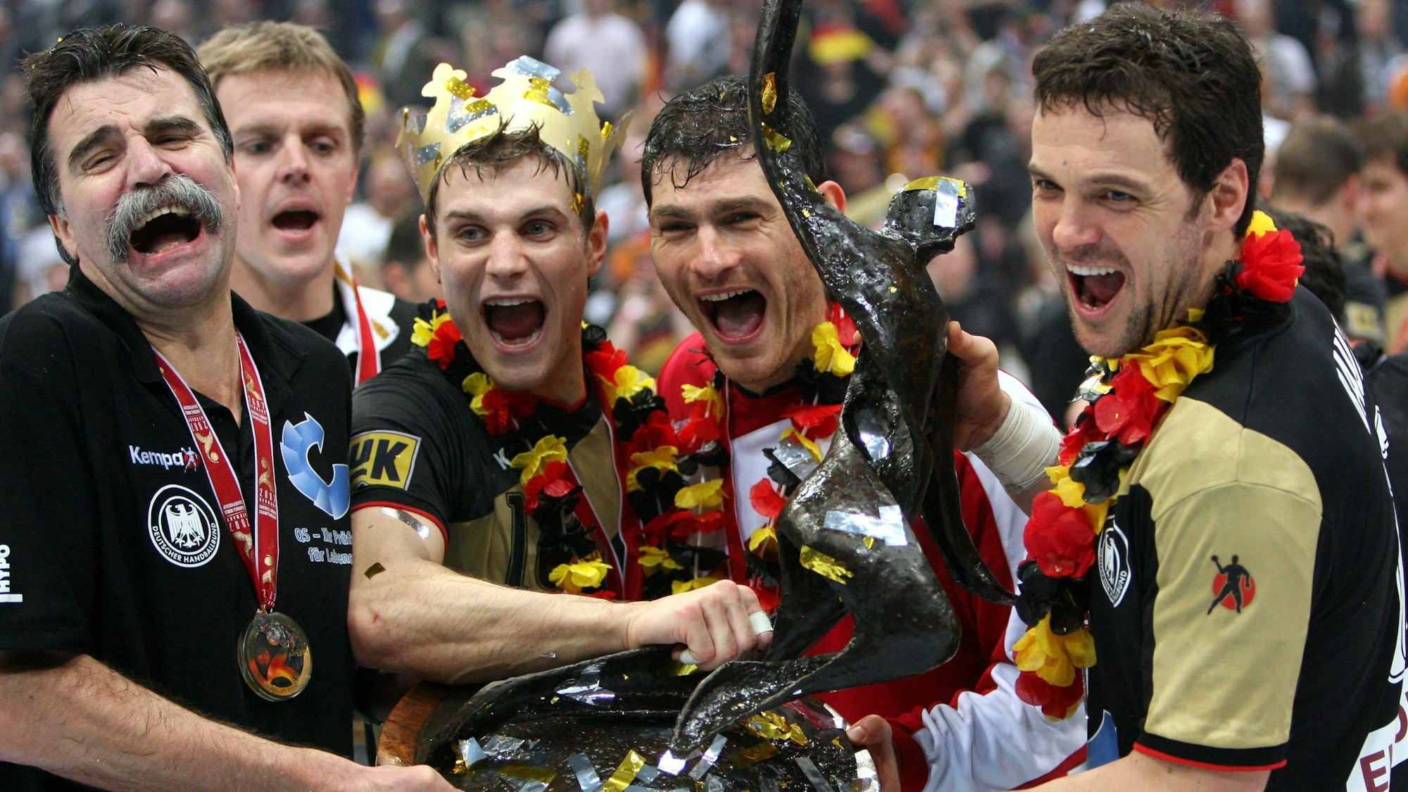 Weltmeister in Köln: Bundestrainer Heiner Brand, Michael Kraus, Henning Fritz und Markus Baur feiern den Titelgewinn gegen Polen 2007 in der Lanxess-Arena.