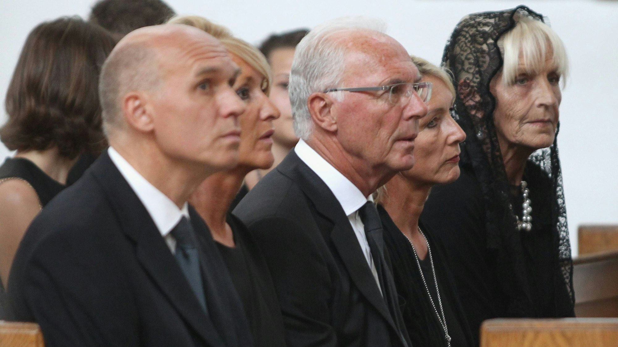 Franz Beckenbauer und seine dritte Ehefrau Heidi auf der Beerdigung seines Sohnes Stephan Beckenbauer 2015.