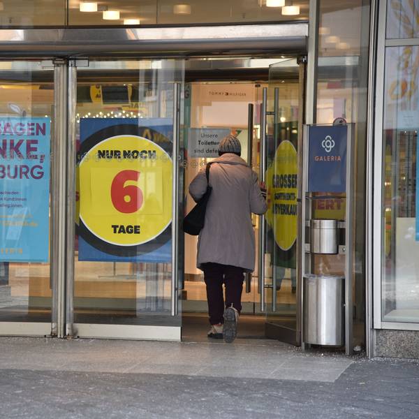 Frau betritt Geschäft.