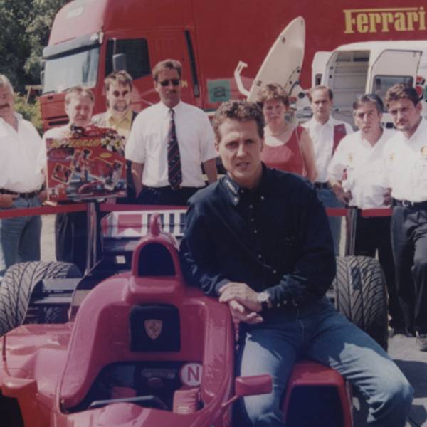 Michael Schumacher neben einem Ferrari.