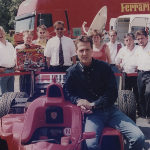 Michael Schumacher neben einem Ferrari.