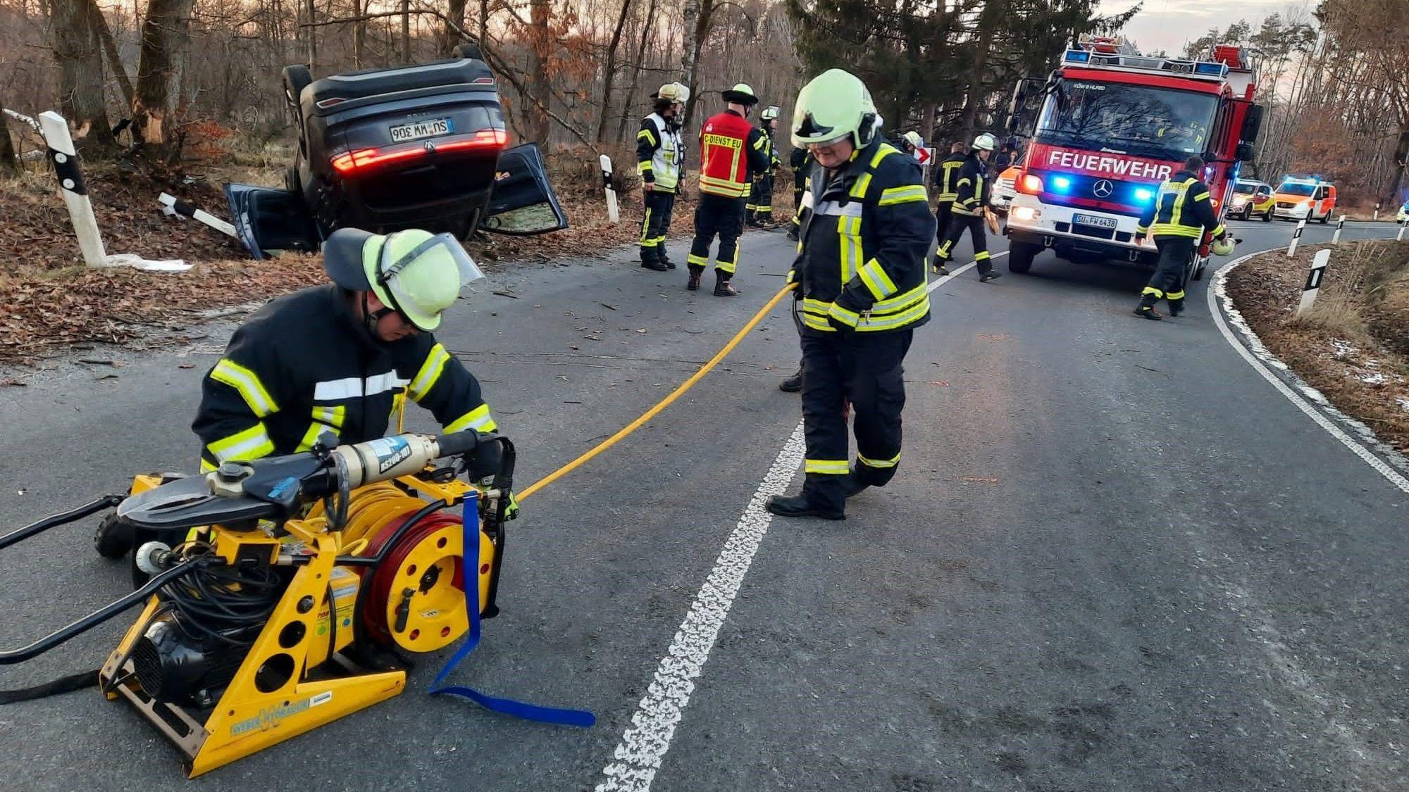 Der Fahrer saß beim Eintreffen der ersten Einsatzkräfte noch im Auto, war aber nicht eingeklemmt.
