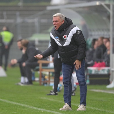 GER, 3. Liga VfB Luebeck vs FC Viktoria Koeln / 21.10.2023, Dietmar-Scholze-Stadion an der Lohmuehle, Luebeck, GER, 3. Liga VfB Luebeck vs FC Viktoria Koeln im Bild / picture shows Coachingzone / Seitenlinie / Trainerbereich / Technische Zone. Trainer Olaf Janßen/Janssen FC Viktoria Koeln gibt Anweisungen, gestikuliert / gibt Handzeichen *** GER, 3 Liga VfB Luebeck vs FC Viktoria Koeln 21 10 2023, Dietmar Scholze Stadion an der Lohmuehle, Luebeck, GER, 3 Liga VfB Luebeck vs FC Viktoria Koeln in picture shows coaching zone sideline coach area technical zone coach Olaf Janßen Janssen FC Viktoria Koeln gives instructions, gestures gives hand signals nordphotoxGmbHx/xTauchnitz nph00059