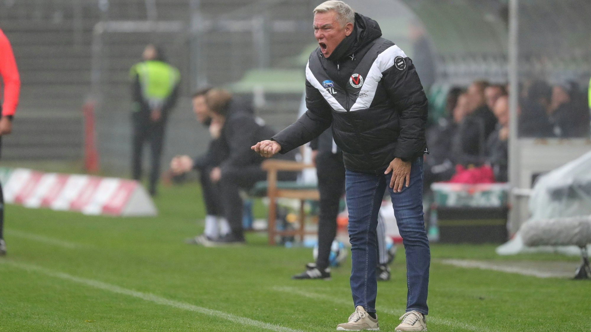 GER, 3. Liga VfB Luebeck vs FC Viktoria Koeln / 21.10.2023, Dietmar-Scholze-Stadion an der Lohmuehle, Luebeck, GER, 3. Liga VfB Luebeck vs FC Viktoria Koeln im Bild / picture shows Coachingzone / Seitenlinie / Trainerbereich / Technische Zone. Trainer Olaf Janßen/Janssen FC Viktoria Koeln gibt Anweisungen, gestikuliert / gibt Handzeichen *** GER, 3 Liga VfB Luebeck vs FC Viktoria Koeln 21 10 2023, Dietmar Scholze Stadion an der Lohmuehle, Luebeck, GER, 3 Liga VfB Luebeck vs FC Viktoria Koeln in picture shows coaching zone sideline coach area technical zone coach Olaf Janßen Janssen FC Viktoria Koeln gives instructions, gestures gives hand signals nordphotoxGmbHx/xTauchnitz nph00059