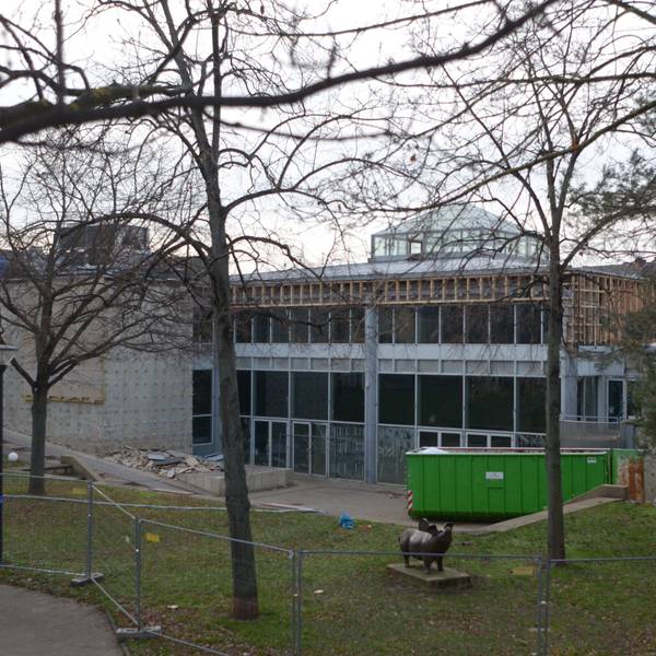 Vor dem City-Forum, das abgebrochen werden soll, stehen Container für den Abtransport von Baustoffen. Teile der Fassade sind schon demontiert worden. Das Gelände ist von einem Bauzaun umgeben.