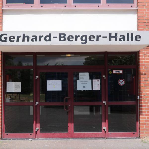 Auf dem Bild ist der Eingang einer Sporthalle zu sehen.