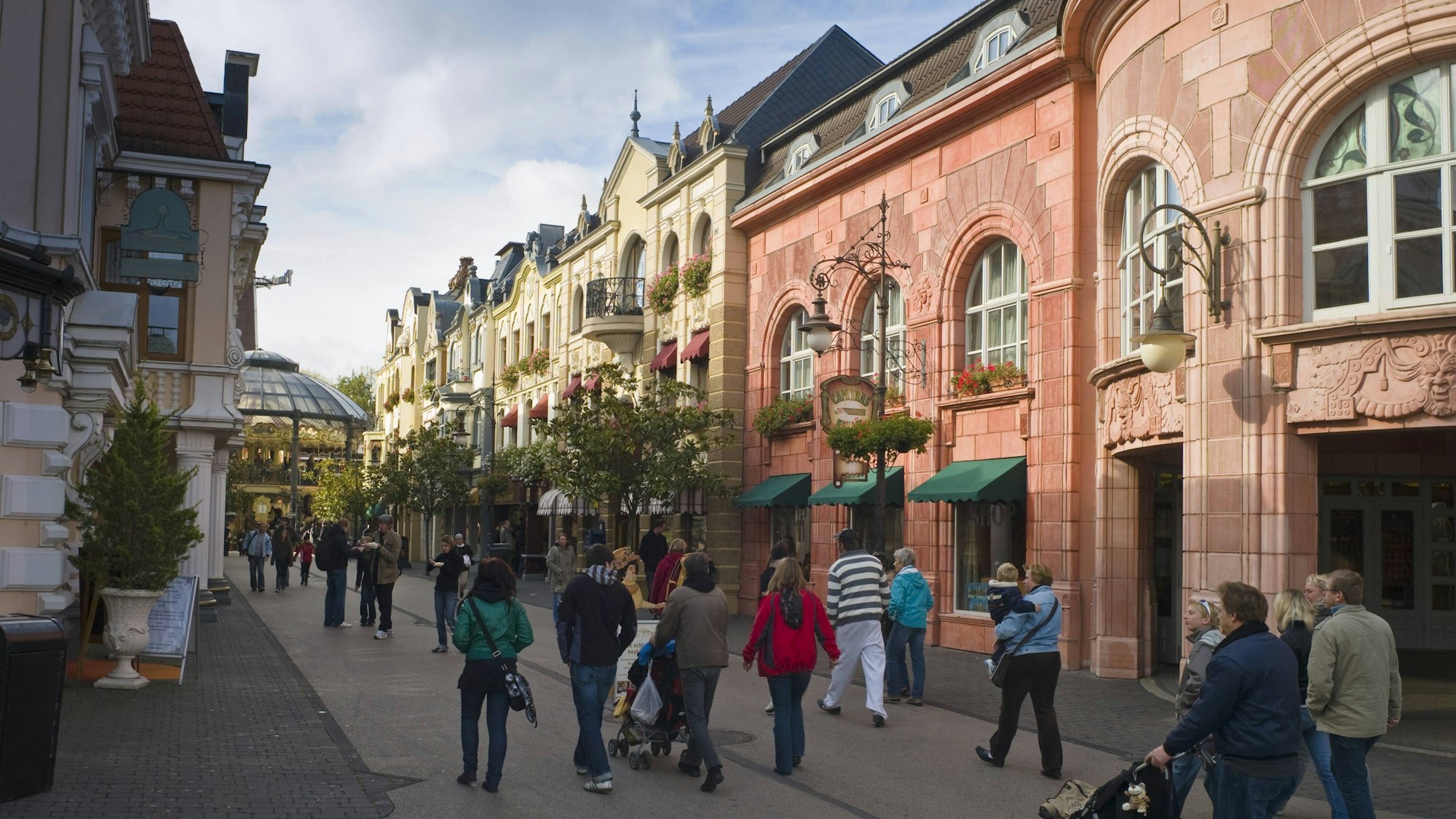 Hier in dem zweiten Gebäude von rechts, direkt neben dem Hotel Tartüff, brachen die Täter einen Tresor auf und flohen mit der Beute. (Archivfoto)