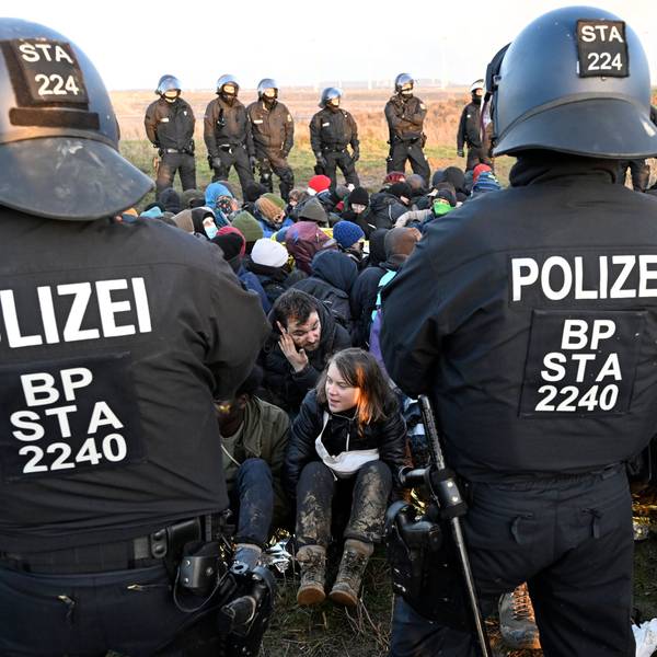 Polizisten stehen vor einer Gruppe von Demonstranten, darunter auch die die schwedische Klimaaktivistin Greta Thunberg (Mitte, unten), am Rand des Braunkohlentagebaus Garzweiler II bei einer Protestaktion von Klimaaktivisten nach der Räumung von Lützerath. Aktivisten und Kohle-Gegner setzen ihre Proteste am Dienstag an mehreren Orten in Nordrhein-Westfalen fort. +++ dpa-Bildfunk +++