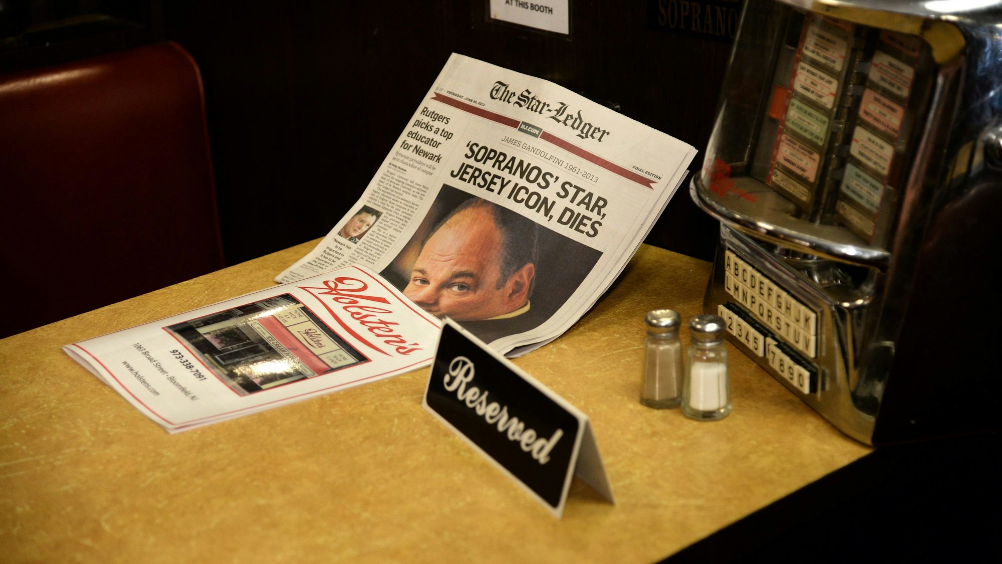 Das Diner „Holsten’s Ice Cream Parlor“ in Bloomfield, New Jersey: Als James Gandolfini am 20. Juni 2013 starb, zollten ihm Fans an dem Ort Tribut, an dem seine ikonische Rolle als Tony Soprano ihr Ende fand.