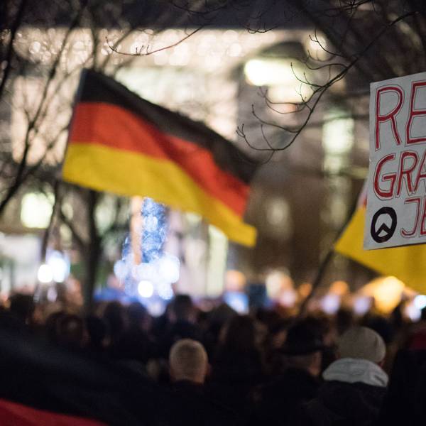 Teilnehmer einer Mahnwache rechter Gruppen mit einem Schild mit der Aufschrift „Remigration Jetzt“ (Archivbild)