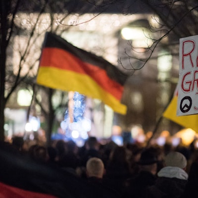 Rechte skandieren für die Vertreibung von Menschen mit Migrationsgeschichte (Symbolbild)