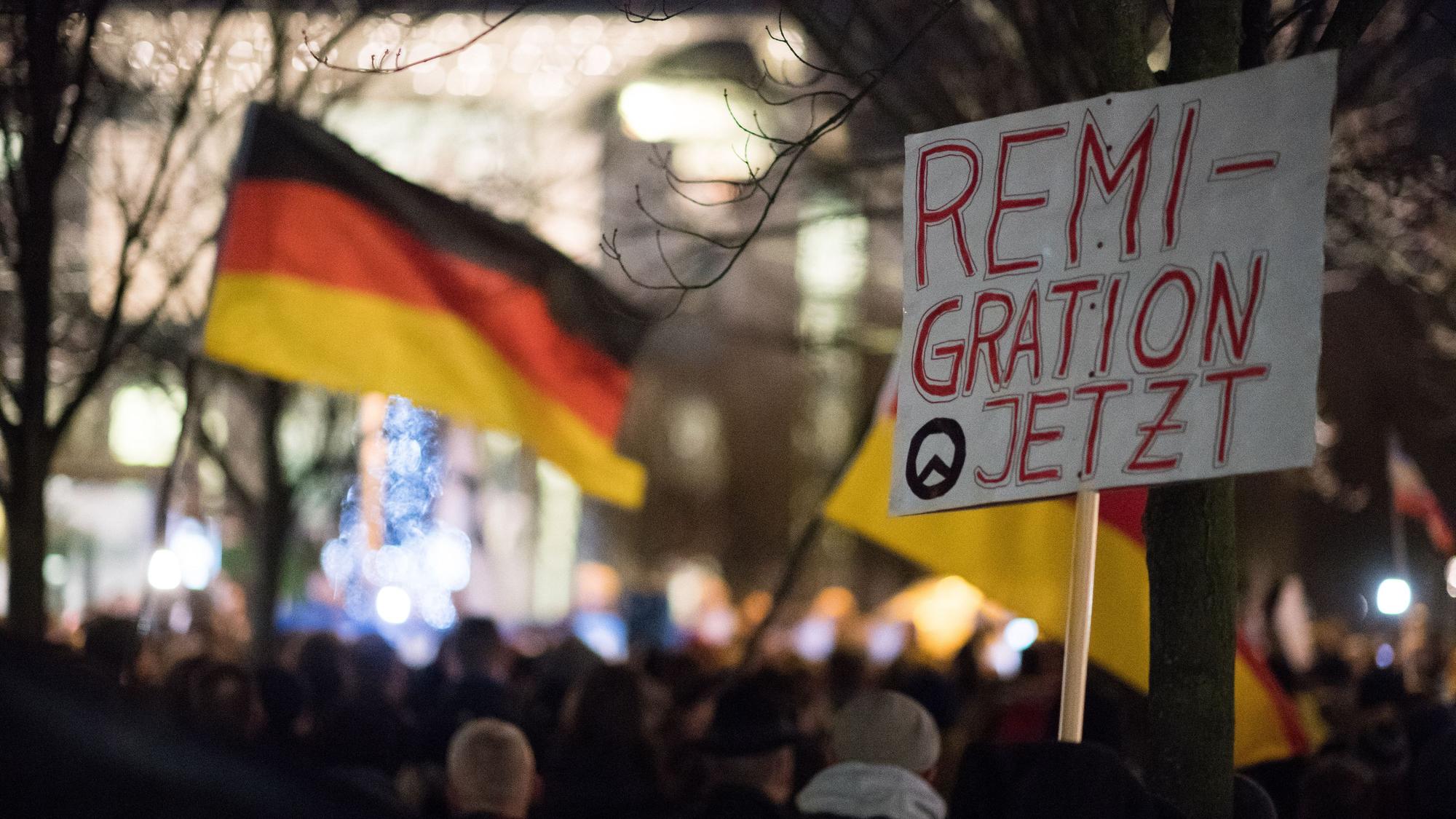 Rechte skandieren für die Vertreibung von Menschen mit Migrationsgeschichte (Symbolbild)