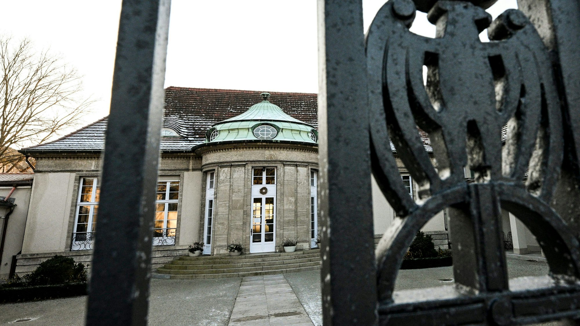 Blick auf ein Gästehaus in Potsdam, in dem AfD-Politiker nach einem Bericht des Medienhauses Correctiv im November an einem Treffen teilgenommen haben sollen. Daran soll auch der bekannteste Vertreter der rechtsextremen Identitären Bewegung, Martin Sellner, teilgenommen haben.