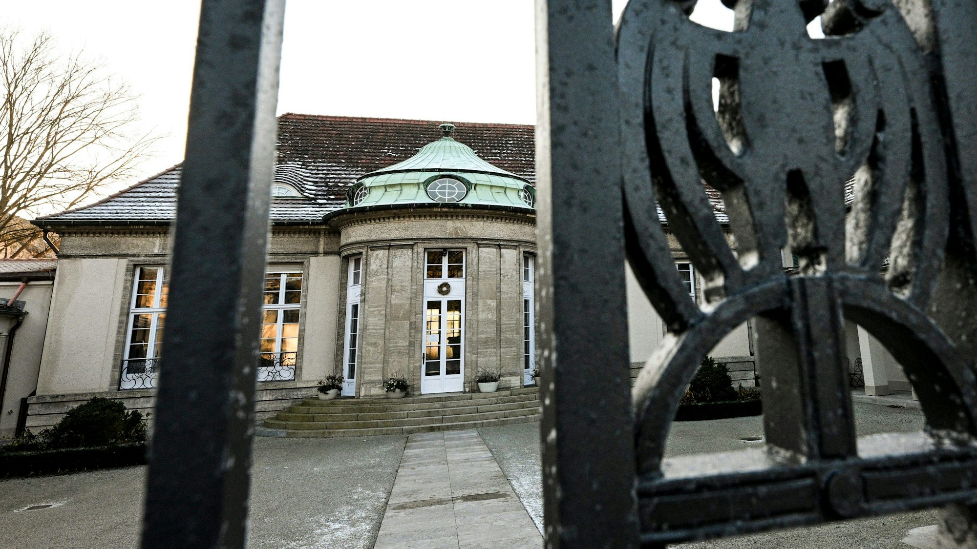 Berlin: Blick auf ein Gästehaus in Potsdam, in dem AfD-Politiker nach einem Bericht des Recherche-Netzwerkes Correctiv im November an einem Treffen teilgenommen haben sollen. Daran soll auch der bekannteste Vertreter der rechtsextremen Identitären Bewegung, Martin Sellner, teilgenommen haben.