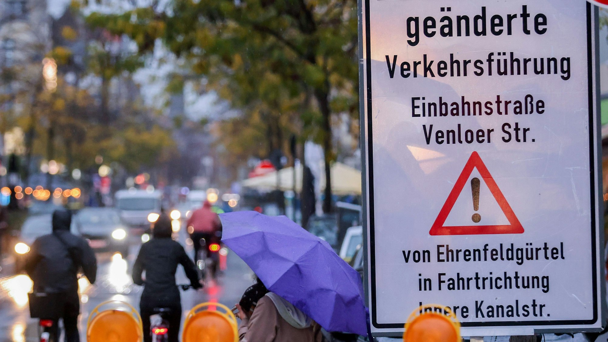 Die Venloer Straße hat eine geänderte Verkehrsführung und ist jetzt Einbahnstraße.