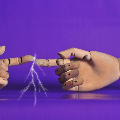 Zwischen zwei Händen aus Holz spannt sich ein Funken.