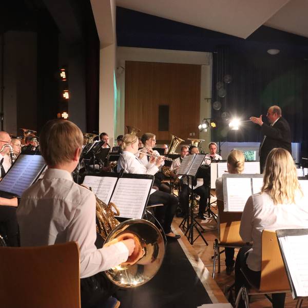 Junge Musiker spielen in einem Blasorchester.