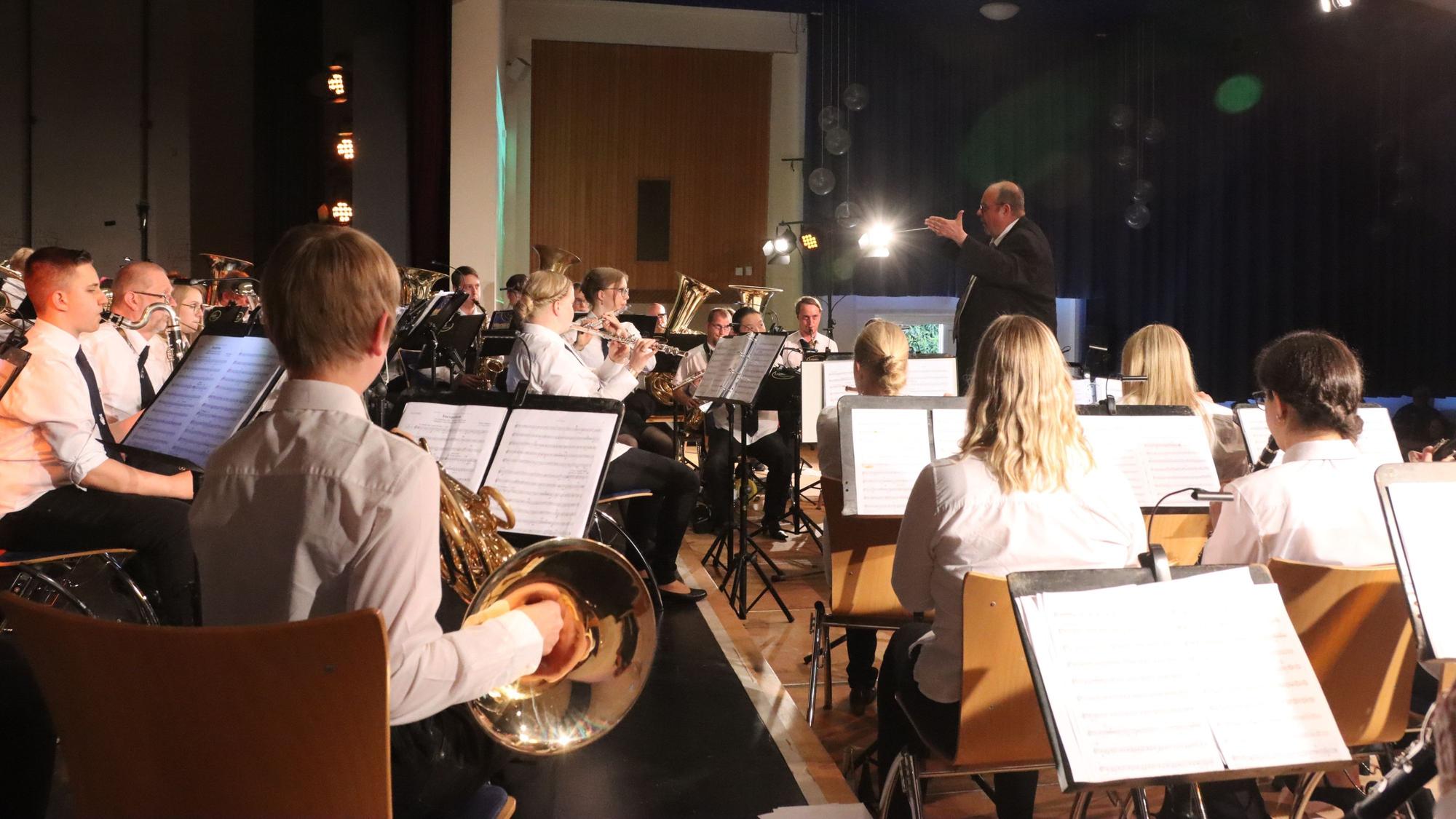 Junge Musiker spielen in einem Blasorchester.