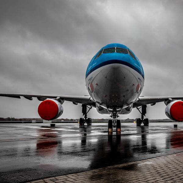 Ein Airbus A330 der niederländischen Fluggesellschaft KLM steht bei einem schweren Unwetter auf einer Landebahn am Flughafen Amsterdam-Schiphol. (Symbolbild)