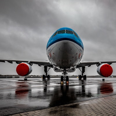 Ein Airbus A330 der niederländischen Fluggesellschaft KLM steht bei einem schweren Unwetter auf einer Landebahn am Flughafen Amsterdam-Schiphol. (Symbolbild)