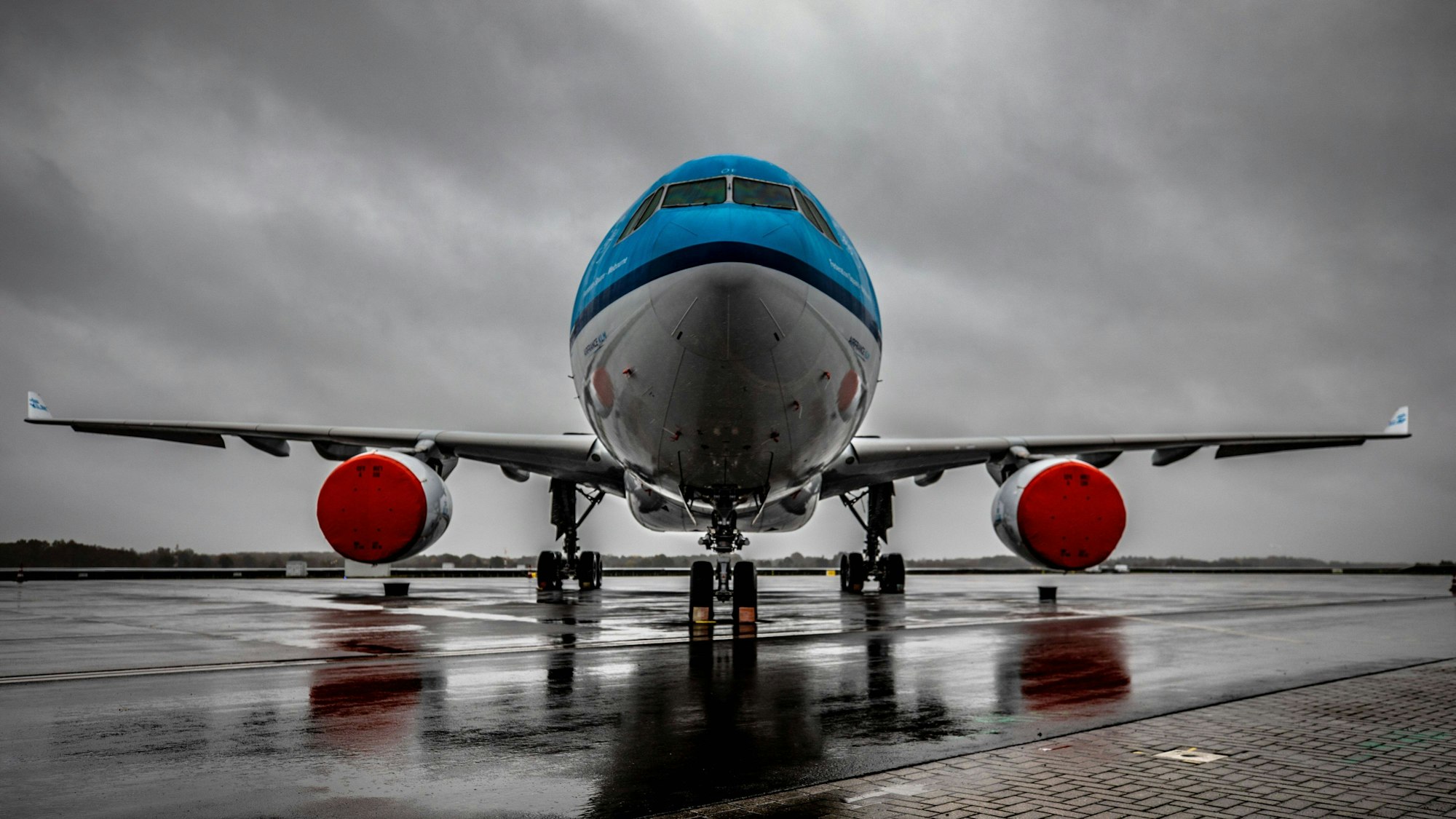 Ein Airbus A330 der niederländischen Fluggesellschaft KLM steht bei einem schweren Unwetter auf einer Landebahn am Flughafen Amsterdam-Schiphol. (Symbolbild)