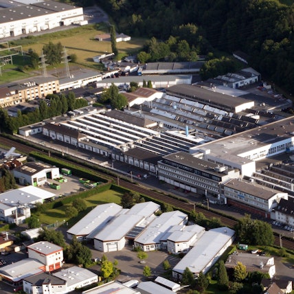 Ein Luftbild des ZF-Werkes in Eitorf mit etlichen Hallen, Gebäuden und einem Hochregallager.