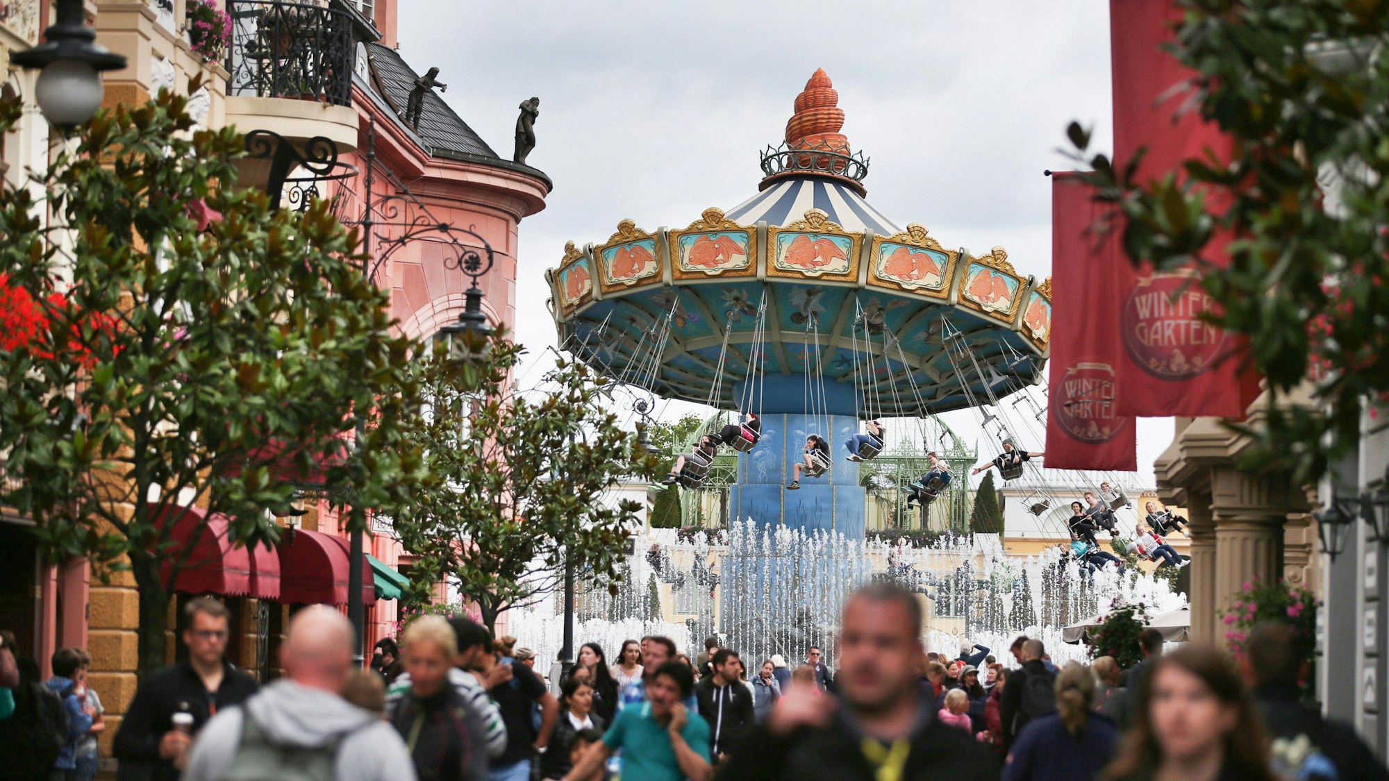 Besucher gehen durch den Freizeitpark Phantasialand (Archivfoto).
