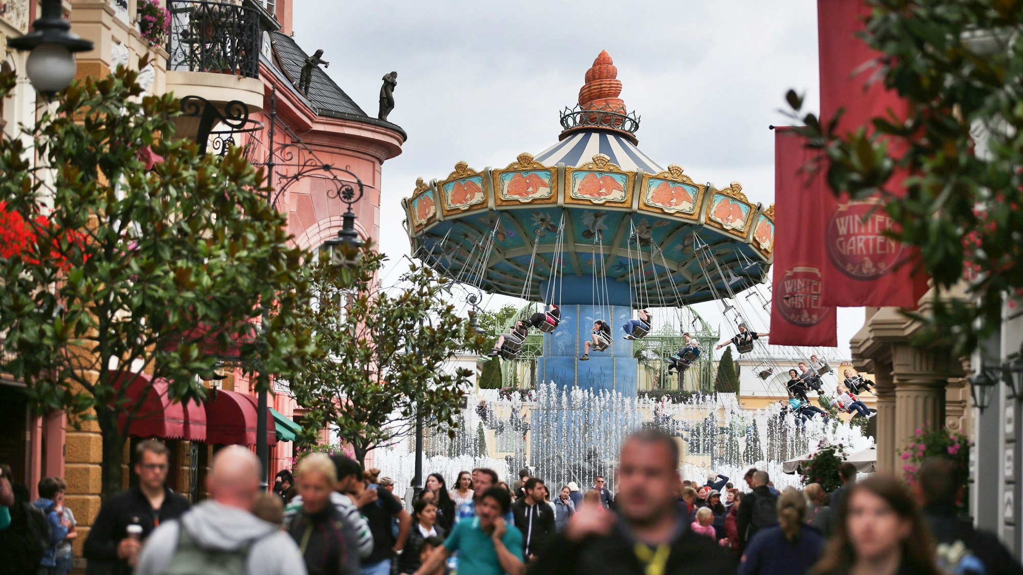Besucher gehen durch den Freizeitpark Phantasialand (Archivfoto).