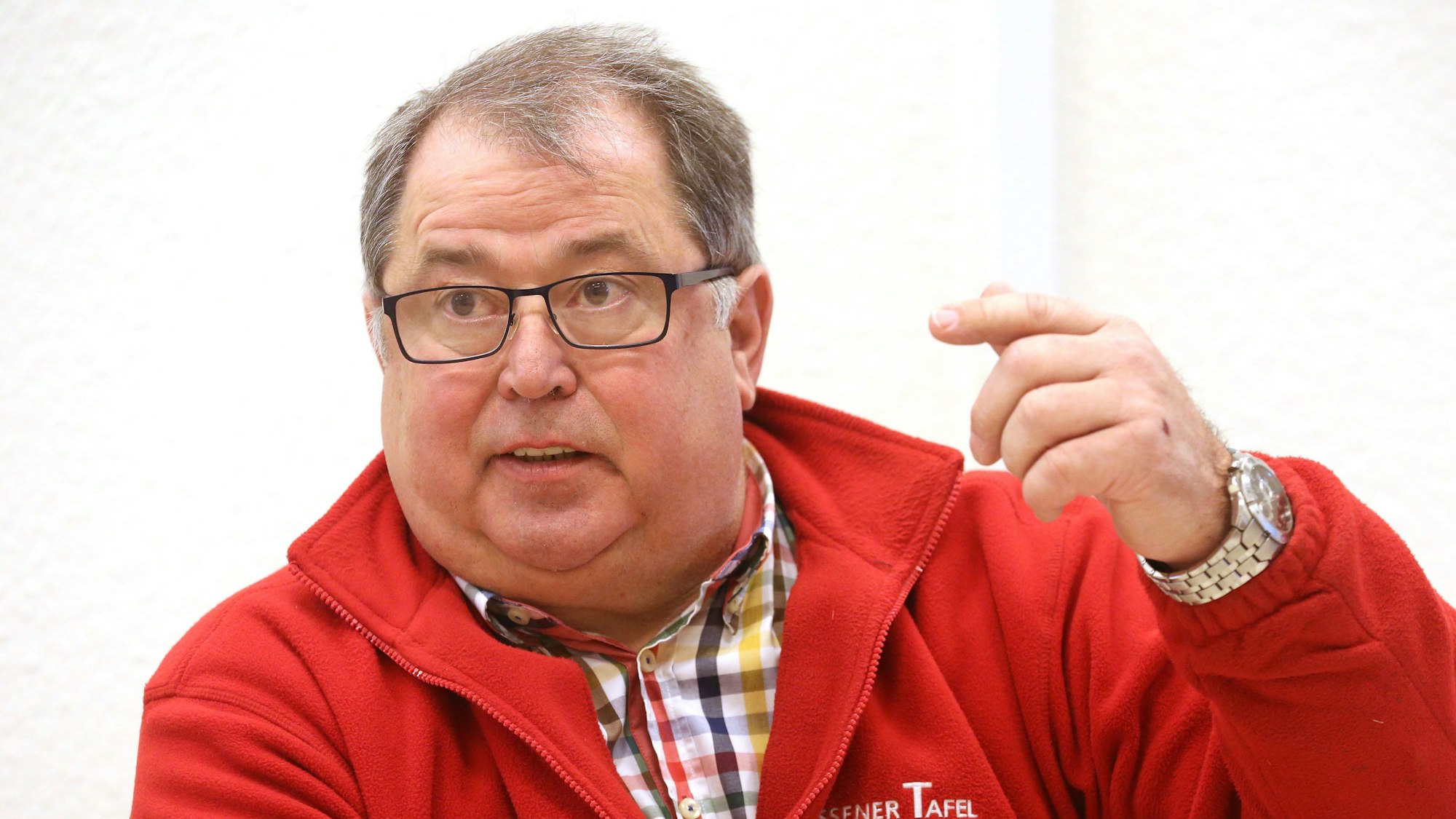 Jörg Sartor, Vorsitzender der Essener Tafel, beantwortet in der Ausgabestelle der Essener Tafel Fragen von Journalisten.