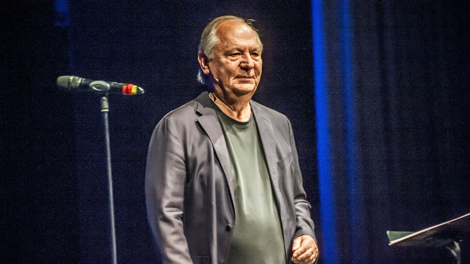 Wilfried Schmickler steht im Forum Leverkusen auf der Bühne.