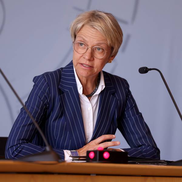 Dorothee Feller (CDU), Schulministerin von Nordrhein-Westfalen, spricht bei einer Pressekonferenz im Düsseldorfer Landtag.