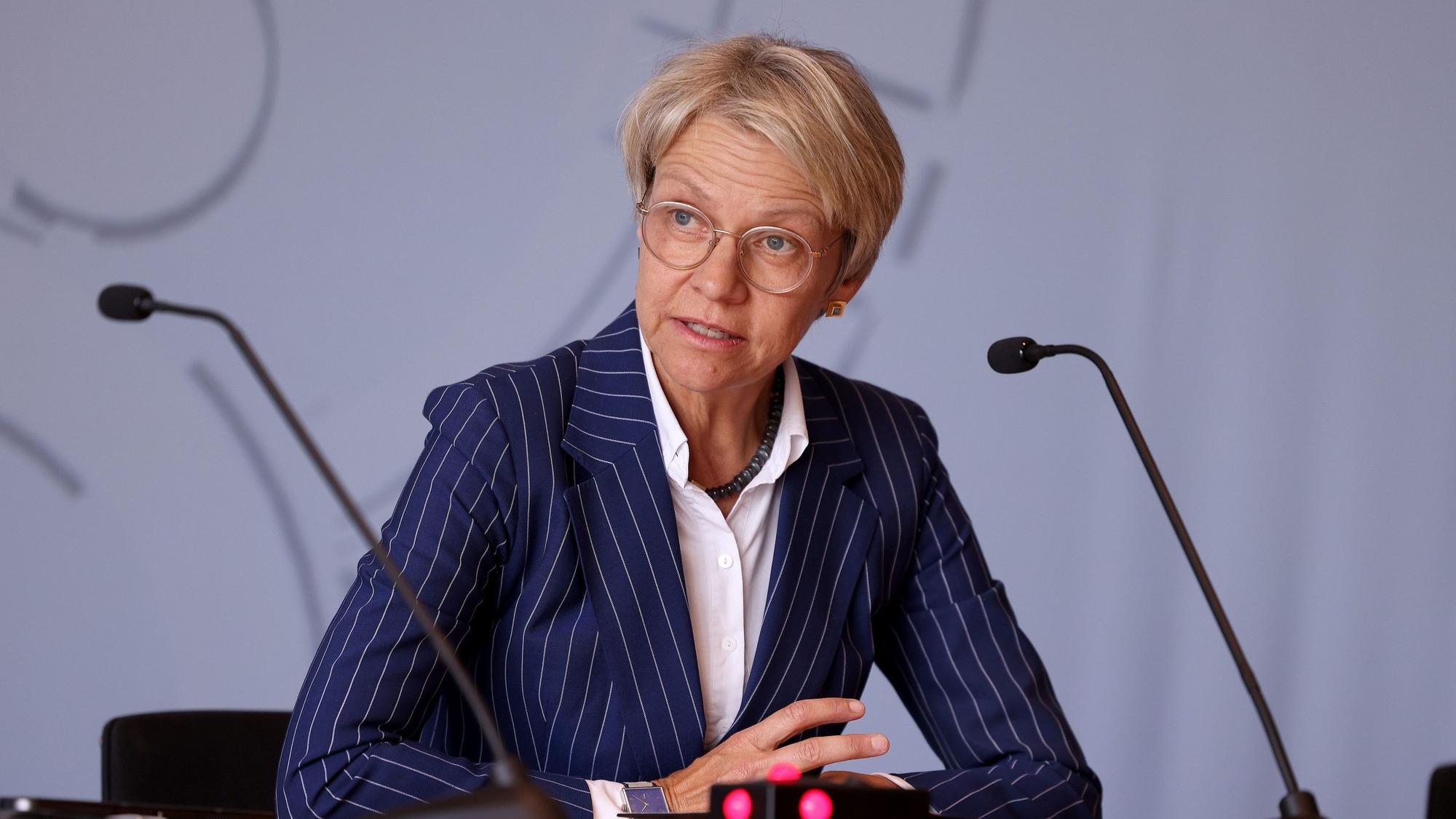Dorothee Feller (CDU), Schulministerin von Nordrhein-Westfalen, spricht bei einer Pressekonferenz.