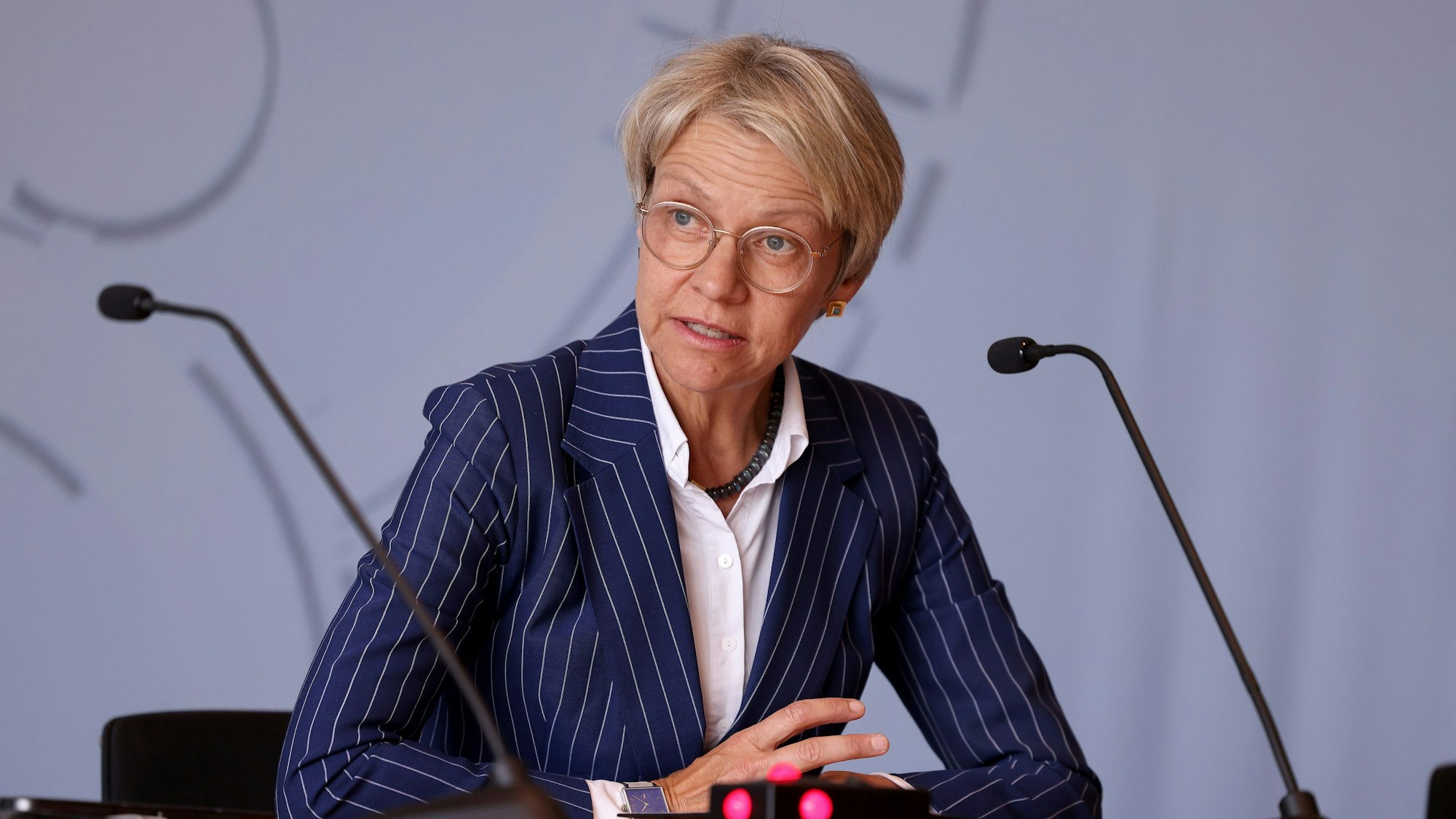 Dorothee Feller (CDU), Schulministerin von Nordrhein-Westfalen, spricht bei einer Pressekonferenz.