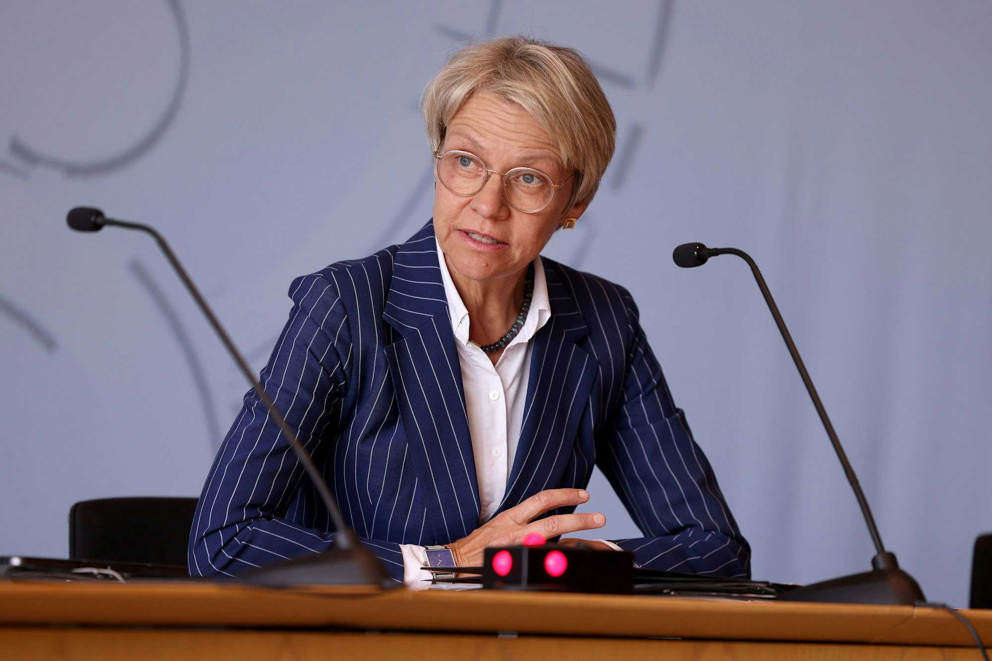 Dorothee Feller (CDU), Schulministerin von Nordrhein-Westfalen, spricht bei einer Pressekonferenz.