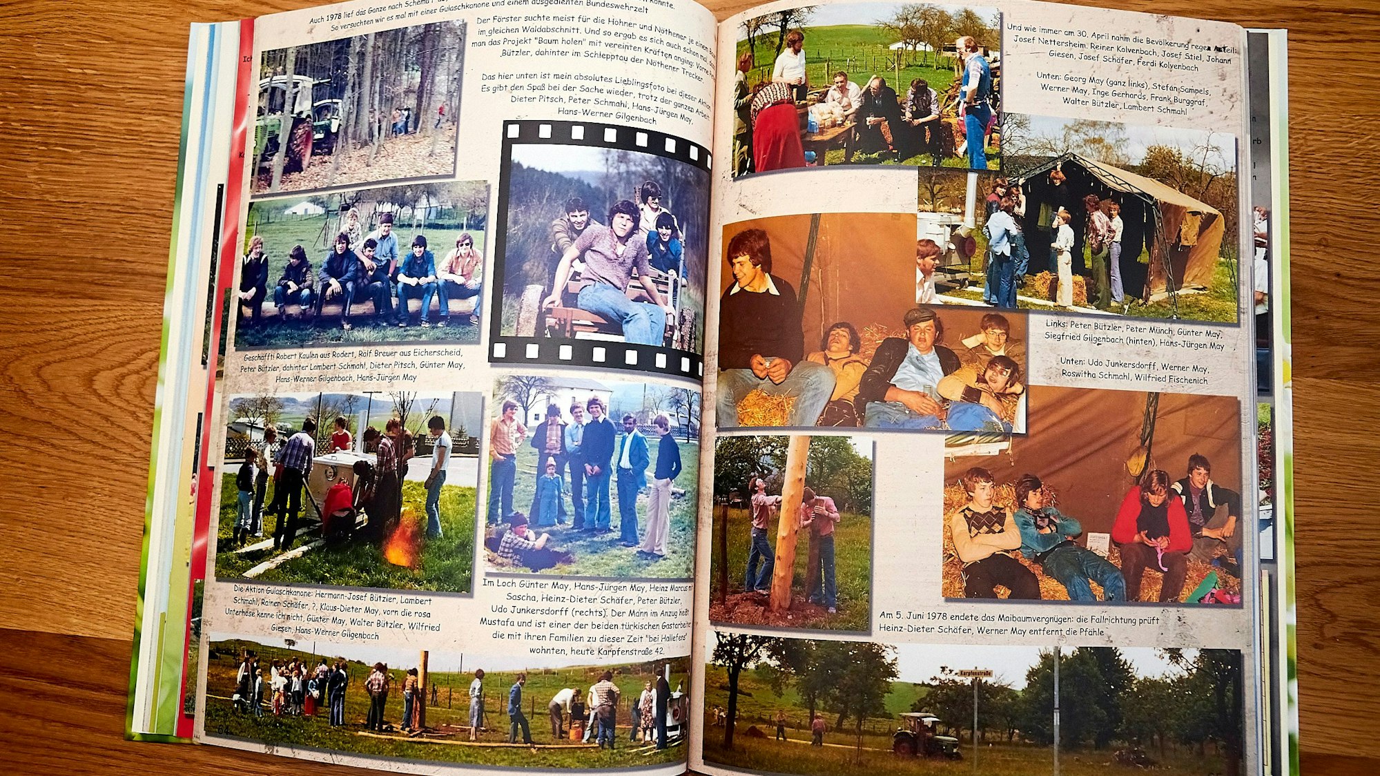 Ein Fotobuch liegt aufgeschlagen auf einem Tisch.