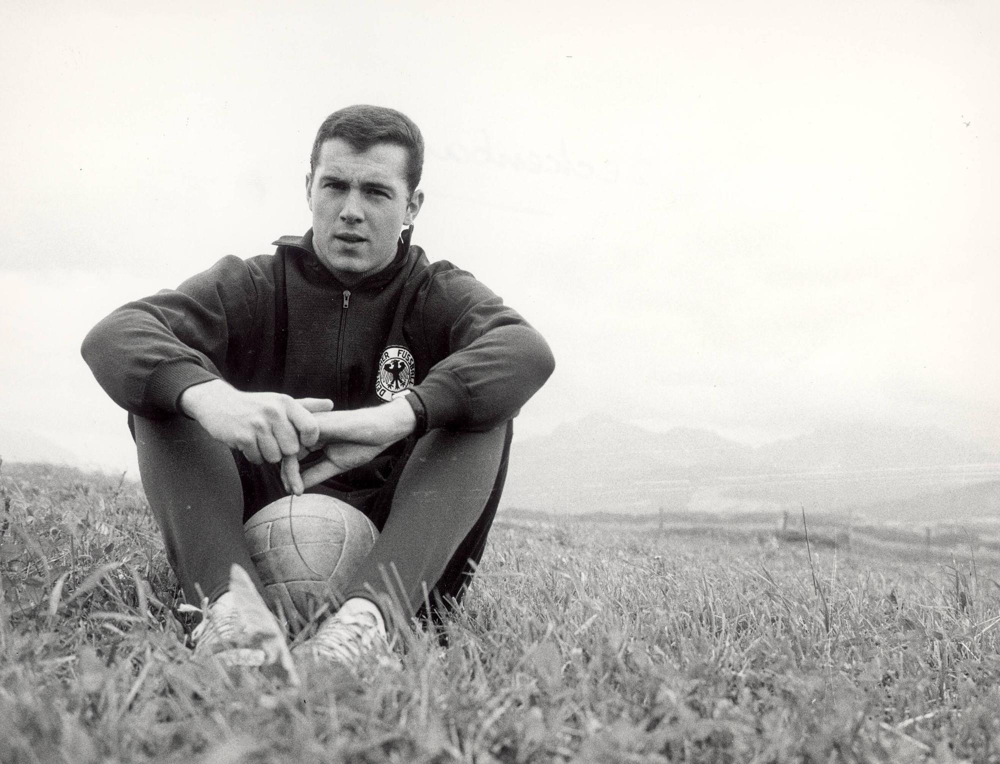 Franz Beckenbauer im Kreis der Nationalmannschaft im Jahr 1966.