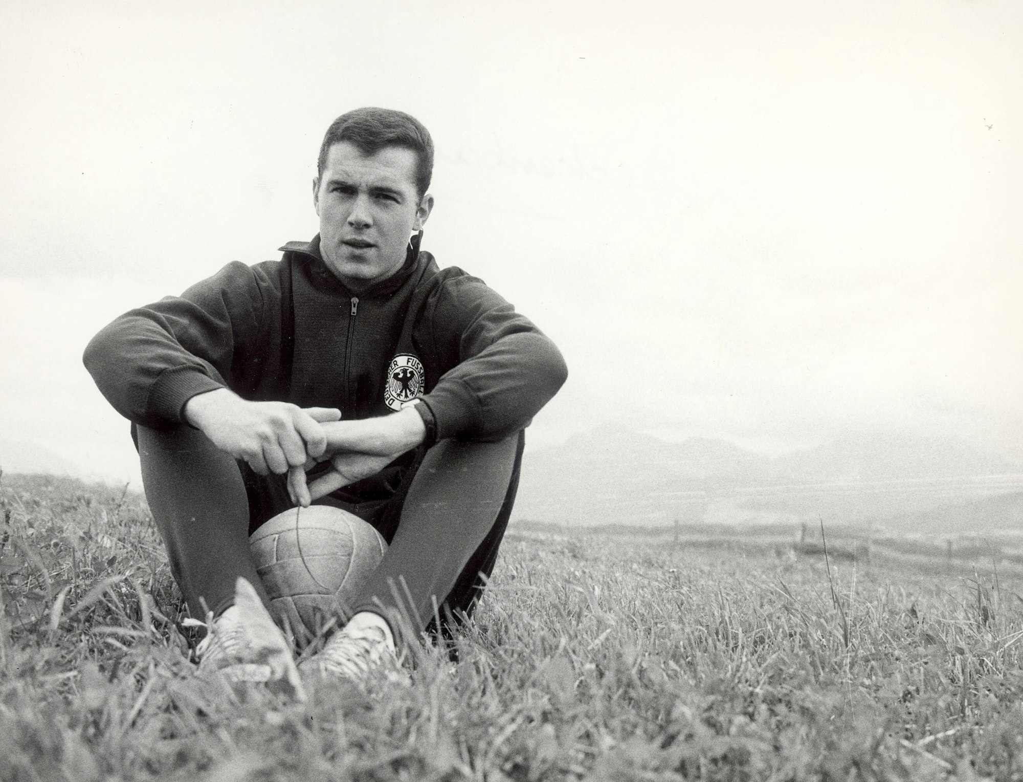 Franz Beckenbauer im Kreis der Nationalmannschaft im Jahr 1966.