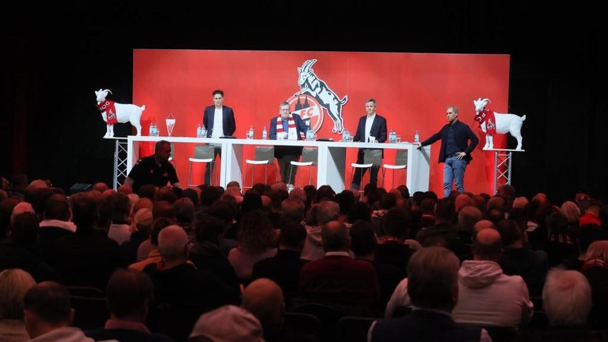 Sportchef Christian Keller, Präsident Werner Wolf und Finanzboss Philipp Türoff auf dem Podium im Coloneum.