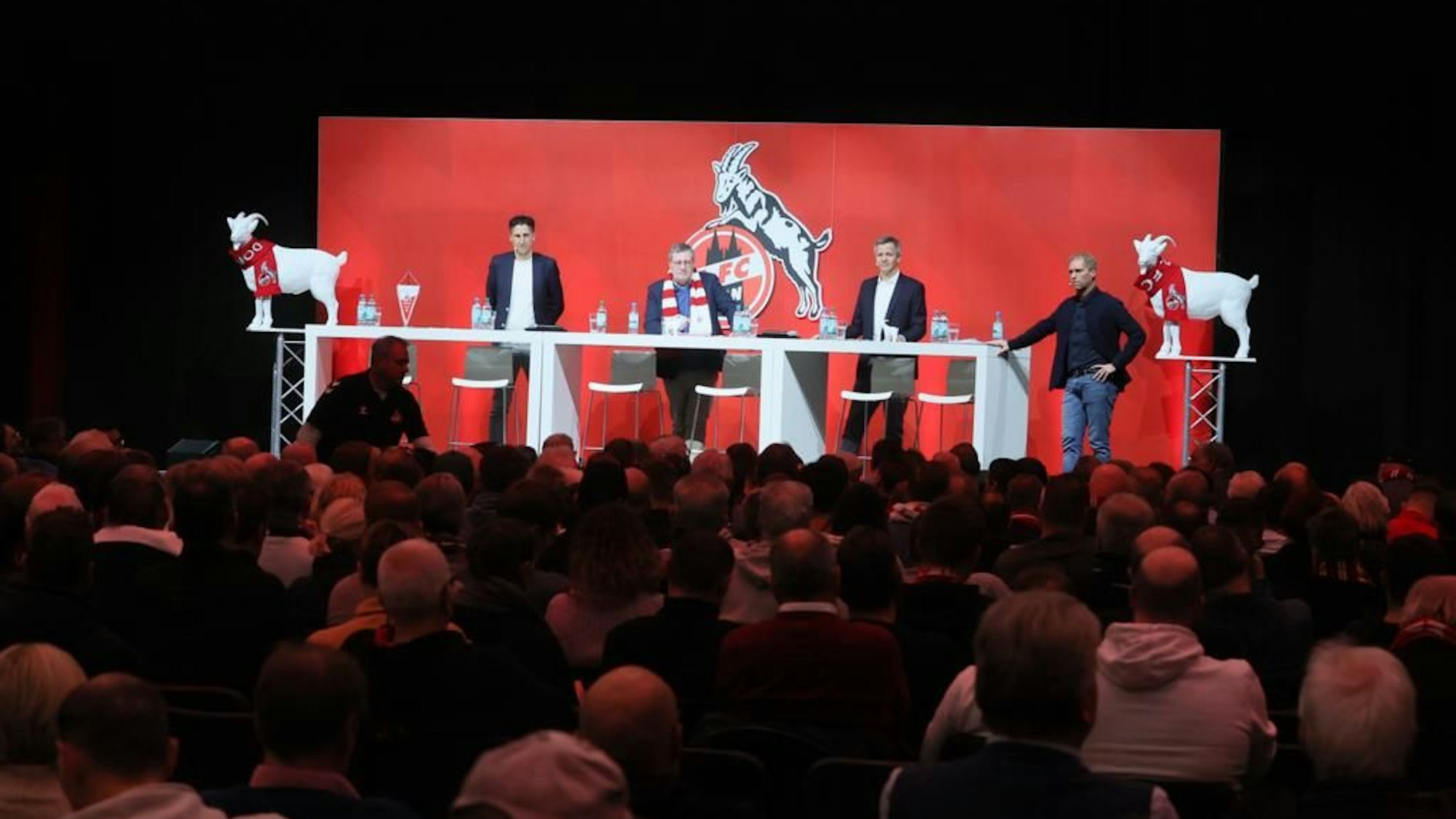 Sportchef Christian Keller, Präsident Werner Wolf und Finanzboss Philipp Türoff auf dem Podium im Coloneum.